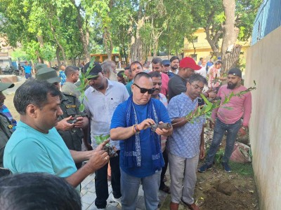 गुरु पुर्णिमाको अवसरमा वीरगंजका मेयर सिंहले गरे वृक्षारोपन