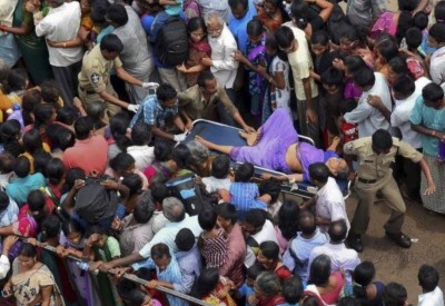 भारतमा हिन्दु धार्मिक सभामा भएको घातक भागदौडका कारण मृत्यु हुनेको संख्या १२२ पुग्यो