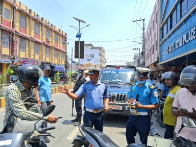 विरगंजमा सवारीसाधनको चेकजाच, मोबाइलमा कुरा गर्दै सवारी चलाउनेलाई पन्ध्र सय जरीवाना