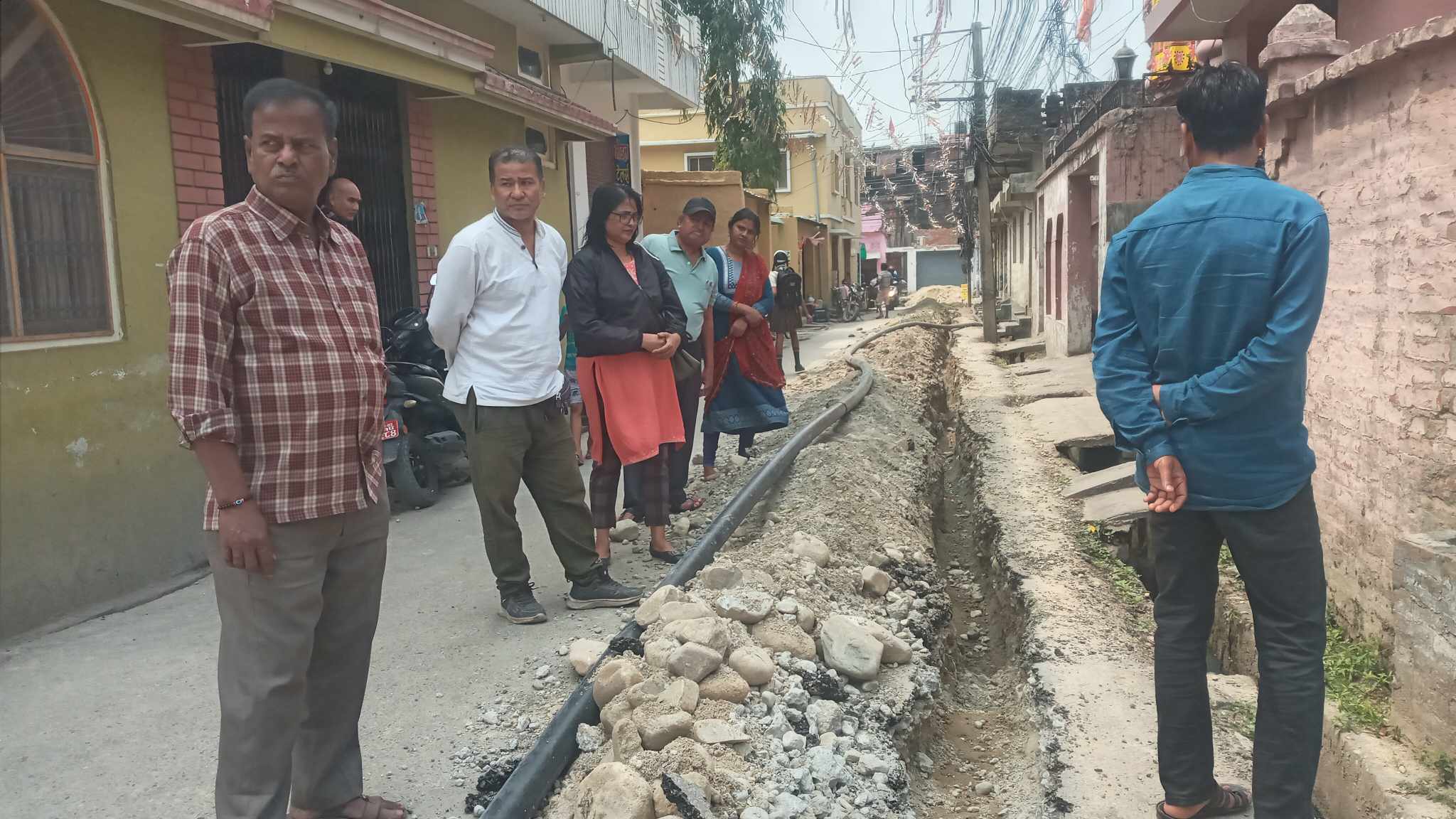 वीरगंज वडा नम्बर ९ मा पानीको समस्या भएपछि अध्यक्ष गुप्ताले खानेपानीको पाइप लाइन बिछए