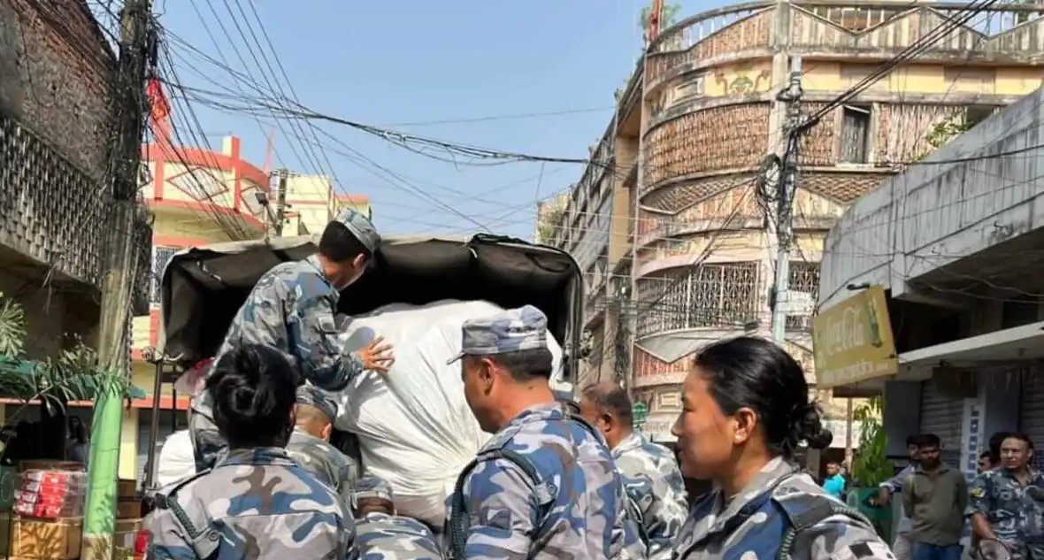 वीरगञ्जको आर्दशनगरस्थित दुर्गा ट्रान्सपोर्ट गोदाममा छापामारी,दुई ट्रक मालसामान नियन्त्रणमा