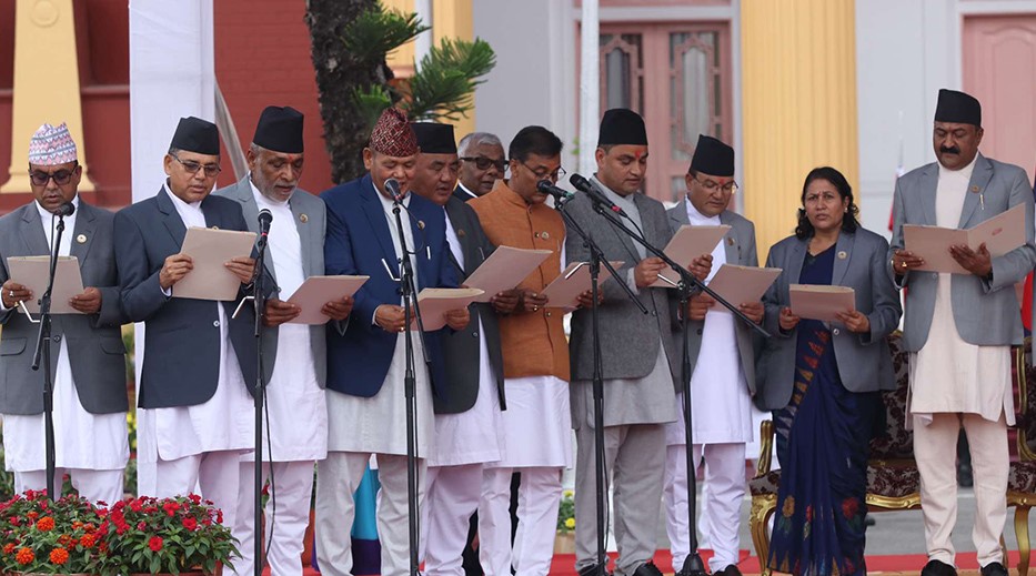 प्रधानमन्त्री ओलीले मन्त्रिमण्डल गठन गरे सँगै नव नियुक्त मन्त्रीहरूले लिए पद तथा गोपनीयताको शपथ